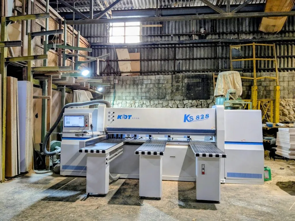 מכונת חיתוך לוחות (פאנל סו) במפעל